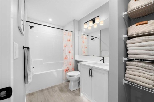 92 Wolf Gate, Okotoks, AB - Indoor Photo Showing Bathroom