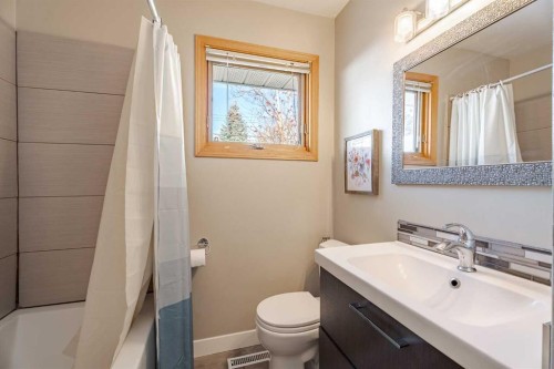 94 Brantford Crescent Nw, Calgary, AB - Indoor Photo Showing Bathroom