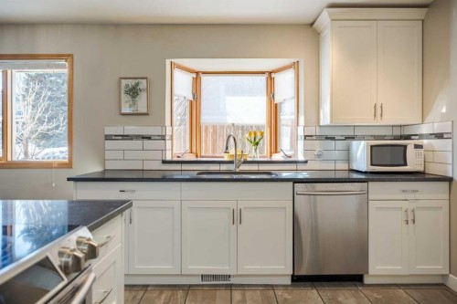 94 Brantford Crescent Nw, Calgary, AB - Indoor Photo Showing Kitchen