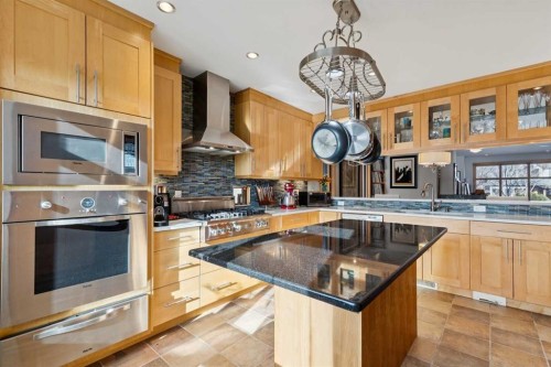 2407 Westmount Road Nw, Calgary, AB - Indoor Photo Showing Kitchen With Upgraded Kitchen