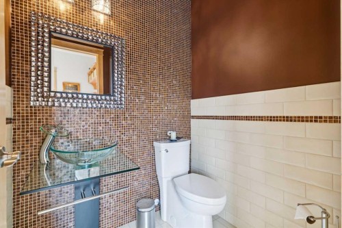 2407 Westmount Road Nw, Calgary, AB - Indoor Photo Showing Bathroom