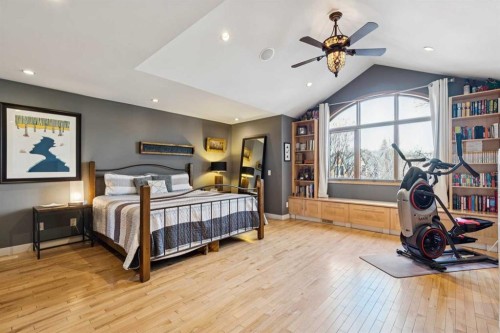 2407 Westmount Road Nw, Calgary, AB - Indoor Photo Showing Bedroom