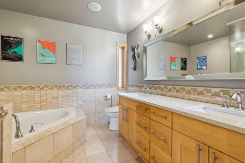 2407 Westmount Road Nw, Calgary, AB - Indoor Photo Showing Bathroom