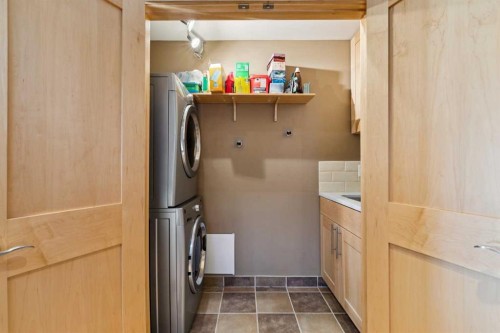 2407 Westmount Road Nw, Calgary, AB - Indoor Photo Showing Laundry Room