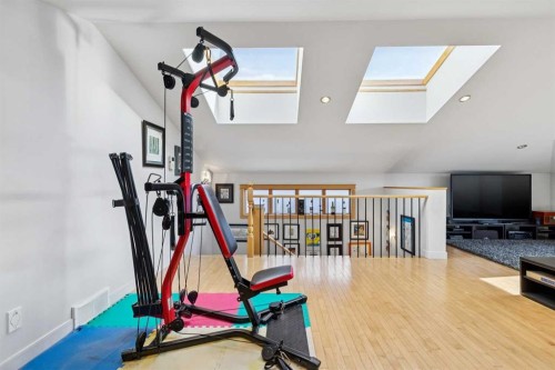 2407 Westmount Road Nw, Calgary, AB - Indoor Photo Showing Other Room