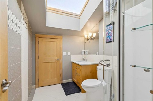 2407 Westmount Road Nw, Calgary, AB - Indoor Photo Showing Bathroom