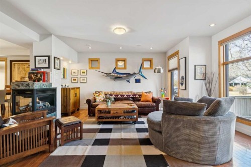 2407 Westmount Road Nw, Calgary, AB - Indoor Photo Showing Living Room