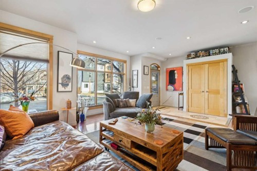2407 Westmount Road Nw, Calgary, AB - Indoor Photo Showing Living Room