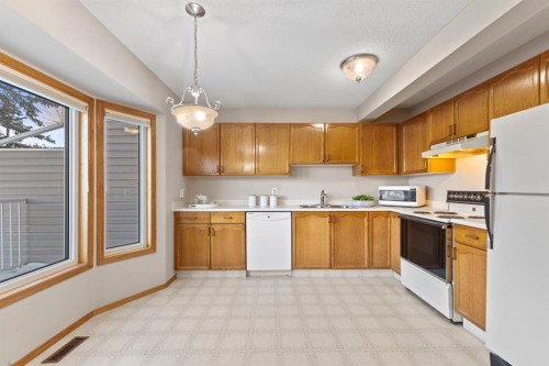 182 Riverglen Park Se, Calgary, AB - Indoor Photo Showing Kitchen With Double Sink