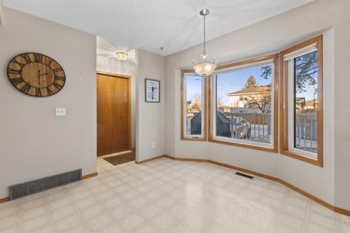 182 Riverglen Park Se, Calgary, AB - Indoor Photo Showing Other Room