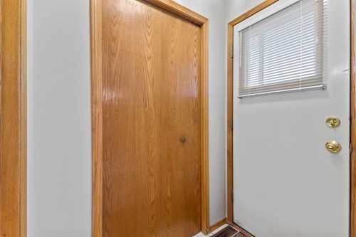 182 Riverglen Park Se, Calgary, AB - Indoor Photo Showing Other Room