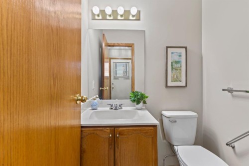 182 Riverglen Park Se, Calgary, AB - Indoor Photo Showing Bathroom