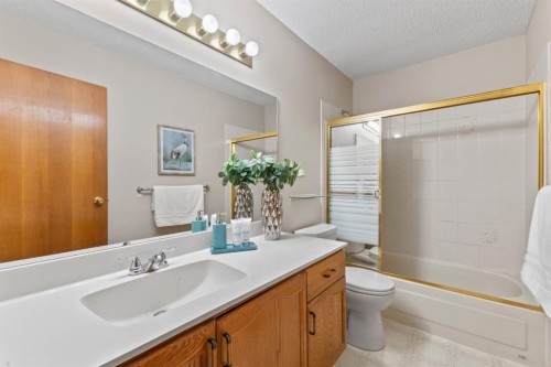 182 Riverglen Park Se, Calgary, AB - Indoor Photo Showing Bathroom
