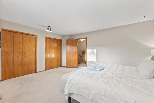 182 Riverglen Park Se, Calgary, AB - Indoor Photo Showing Bedroom