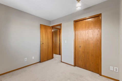 182 Riverglen Park Se, Calgary, AB - Indoor Photo Showing Other Room