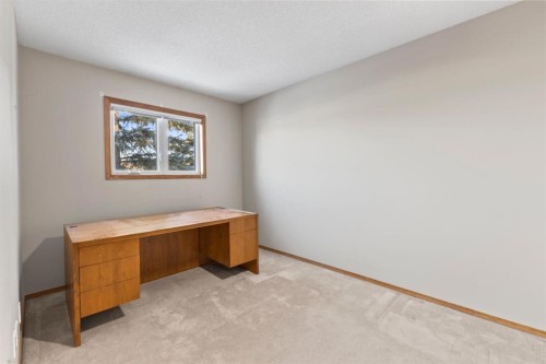 182 Riverglen Park Se, Calgary, AB - Indoor Photo Showing Other Room