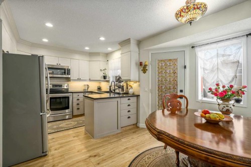 76 Sunlake Gardens Se, Calgary, AB - Indoor