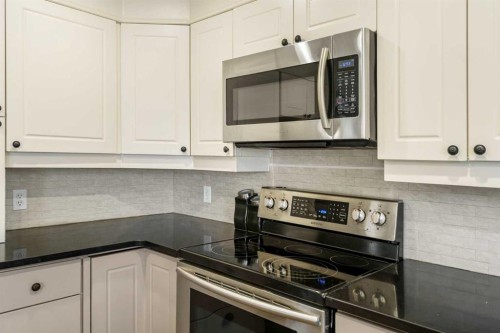 76 Sunlake Gardens Se, Calgary, AB - Indoor Photo Showing Kitchen