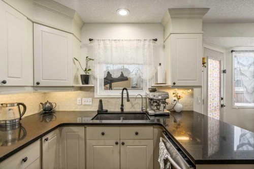 76 Sunlake Gardens Se, Calgary, AB - Indoor Photo Showing Kitchen