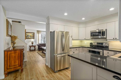 76 Sunlake Gardens Se, Calgary, AB - Indoor Photo Showing Kitchen