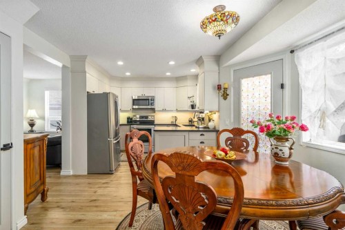 76 Sunlake Gardens Se, Calgary, AB - Indoor Photo Showing Dining Room
