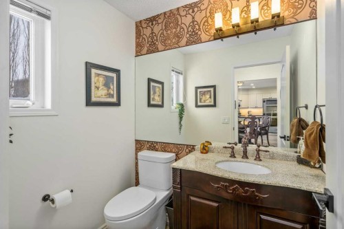 76 Sunlake Gardens Se, Calgary, AB - Indoor Photo Showing Bathroom