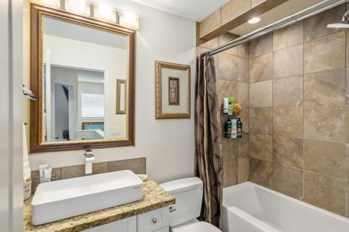 76 Sunlake Gardens Se, Calgary, AB - Indoor Photo Showing Bathroom