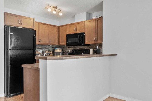 2223-115 Prestwick Villas Se, Calgary, AB - Indoor Photo Showing Kitchen