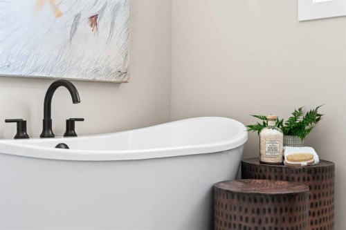 47 Sundown Crescent, Cochrane, AB - Indoor Photo Showing Bathroom