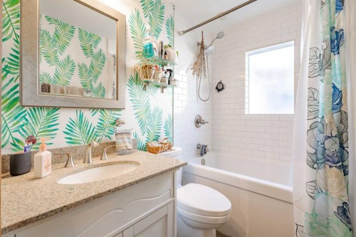3124 14 Street Nw, Calgary, AB - Indoor Photo Showing Bathroom