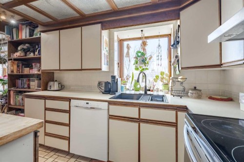 3124 14 Street Nw, Calgary, AB - Indoor Photo Showing Kitchen With Double Sink