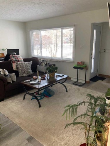 84 Waterloo Drive Sw, Calgary, AB - Indoor