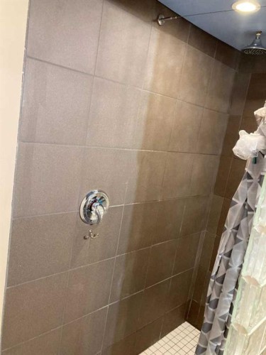 84 Waterloo Drive Sw, Calgary, AB - Indoor Photo Showing Bathroom