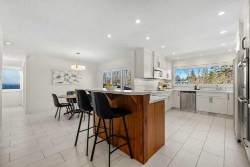 456 Wilderness Drive Se, Calgary, AB - Indoor Photo Showing Kitchen With Upgraded Kitchen