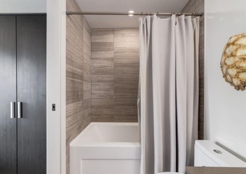 1607-1122 3 Street Se, Calgary, AB - Indoor Photo Showing Bathroom