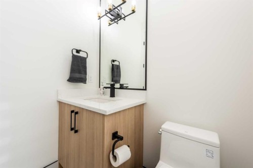31 Harvard Street Nw, Calgary, AB - Indoor Photo Showing Bathroom