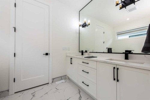 31 Harvard Street Nw, Calgary, AB - Indoor