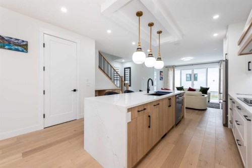 31 Harvard Street Nw, Calgary, AB - Indoor Photo Showing Kitchen With Upgraded Kitchen