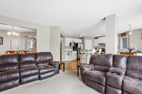 75 Somerset Manor Sw, Calgary, AB - Indoor Photo Showing Living Room