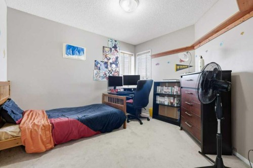 75 Somerset Manor Sw, Calgary, AB - Indoor Photo Showing Bedroom