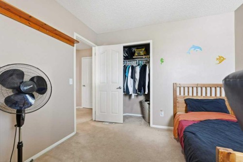 75 Somerset Manor Sw, Calgary, AB - Indoor Photo Showing Bedroom
