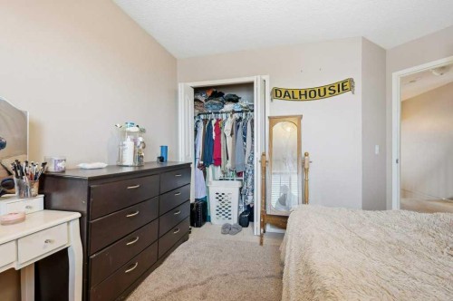 75 Somerset Manor Sw, Calgary, AB - Indoor Photo Showing Bedroom