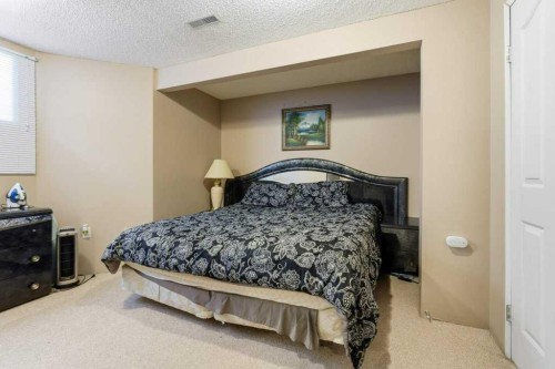 75 Somerset Manor Sw, Calgary, AB - Indoor Photo Showing Bedroom