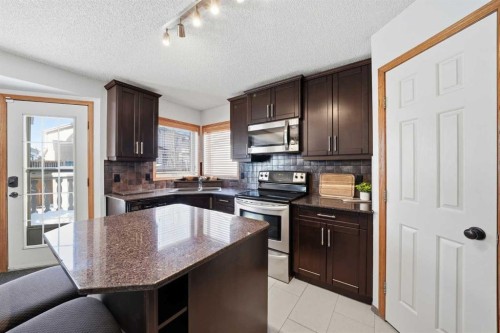 263 Coral Keys Drive Ne, Calgary, AB - Indoor Photo Showing Kitchen