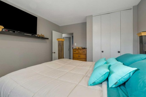 126 Springwood Drive Sw, Calgary, AB - Indoor Photo Showing Bedroom