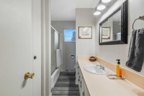 126 Springwood Drive Sw, Calgary, AB - Indoor Photo Showing Bathroom