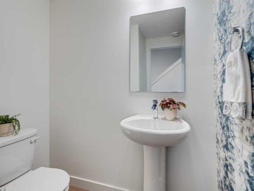 2221 81St Street Sw, Calgary, AB - Indoor Photo Showing Bathroom