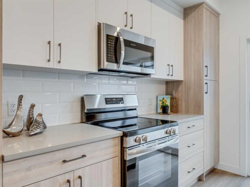 2221 81St Street Sw, Calgary, AB - Indoor Photo Showing Kitchen With Upgraded Kitchen