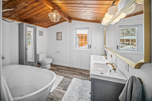 126 Elk Street, Harvie Heights, AB - Indoor Photo Showing Bathroom