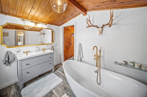 126 Elk Street, Harvie Heights, AB - Indoor Photo Showing Bathroom